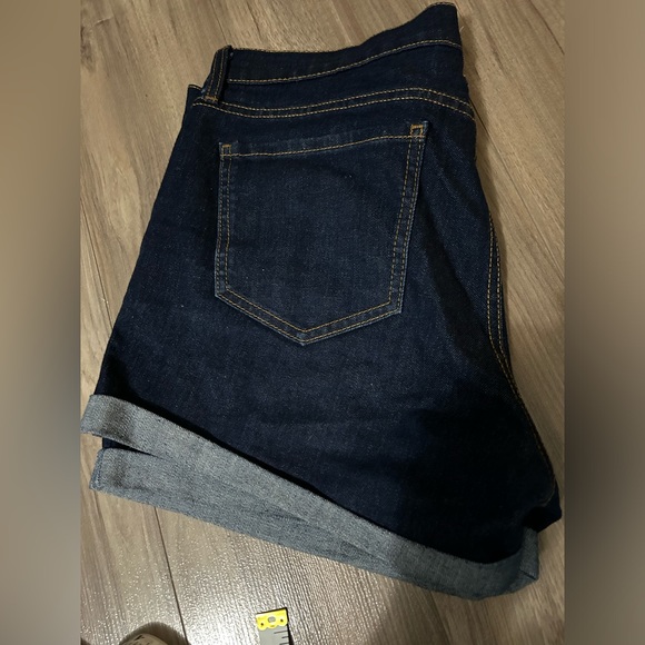 Size 8 Old Navy denim shorts - Picture 5 of 6